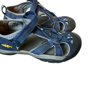 KEEN Youth Boys Size 4 Outdoor Hiking‎ Sandals